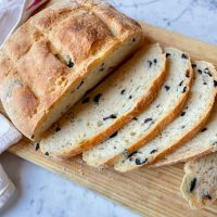 Pane senza impasto con olive nere