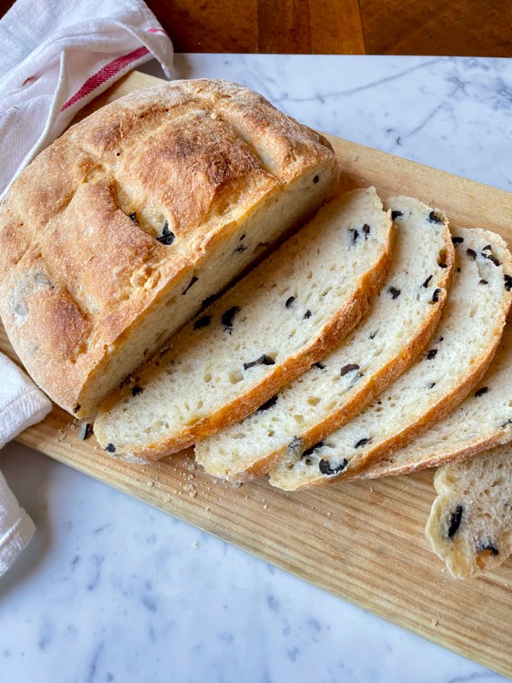 Pane senza impasto con olive nere
