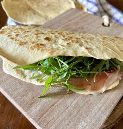 Piadina from Rimini recipes: classic with lard and olive oil